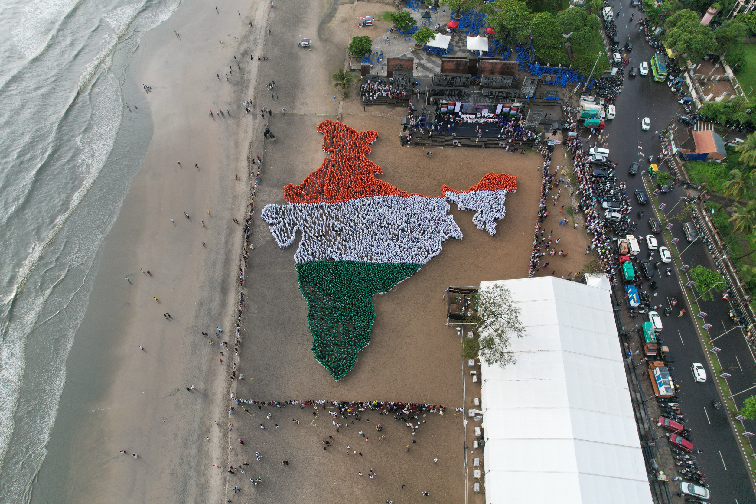 PAATTINTE KOOTTUKAAR - MOST PEOPLE SINGING THE NATIONAL ANTHEM AND A PATRIOTIC SONG WHILE FORMING A HUMAN IMAGE OF INDIA